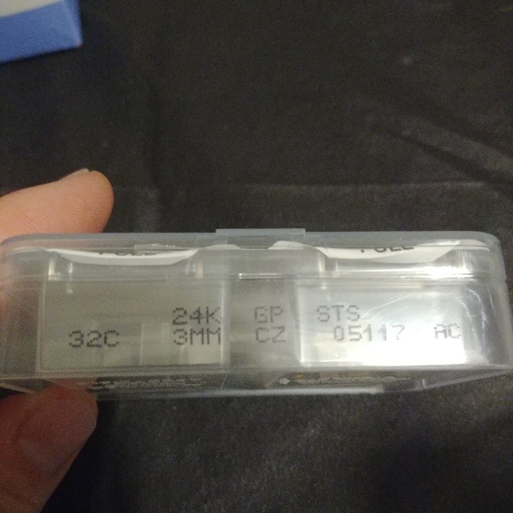 24kt Gold-Plated Cubic Zirconia Heart❤ Earrings - Picture 4 of 7